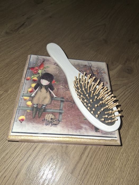 Комплект кутия с четка за коса