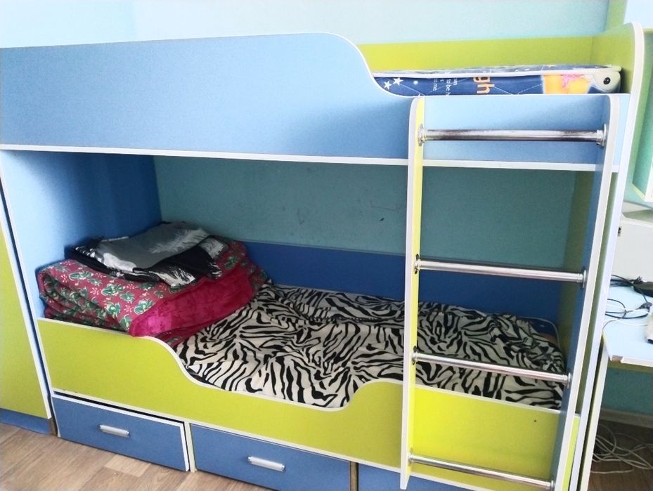 Продам кровать и шкаф для уроков