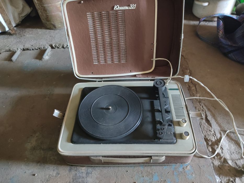 Продам проигрыватель Юность 301