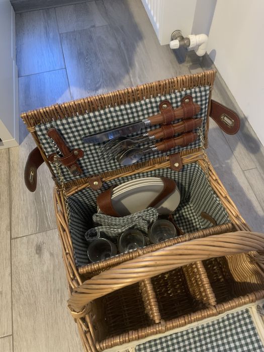 Rezervat - Cos de picnic pentru 4 persoane, cu spatiu termoizolant + pt sticle