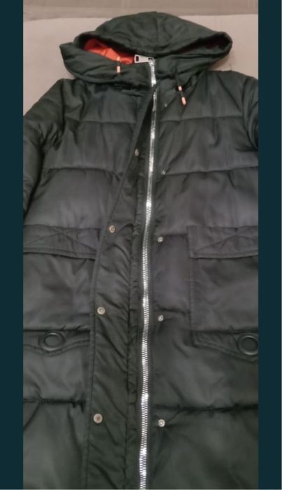 Куртка чёрная чуть ниже колена