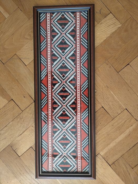 Ръчно шит  гоблен,нова рамка,стъкло.