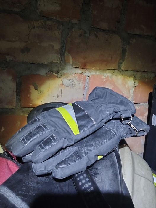 Шлема (каски) черные новые, белые, перчатки (краги),