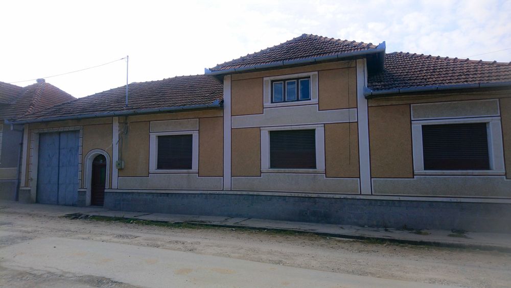 Casa de vanzare intravilan - curte si gradina