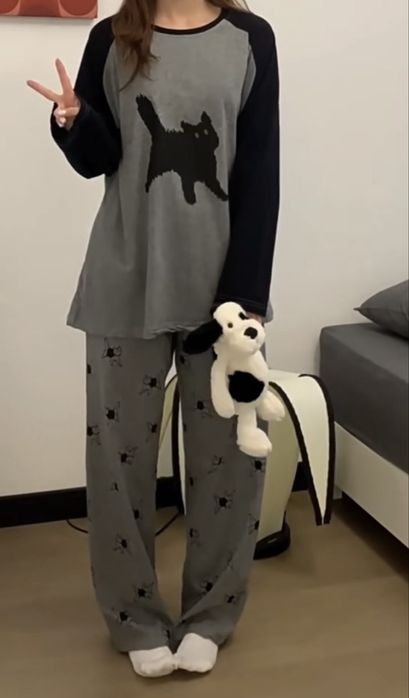 Пижама с принтом кошки. Размер L