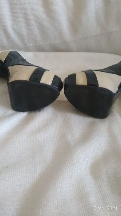 Pantofi din lac negru cu bej