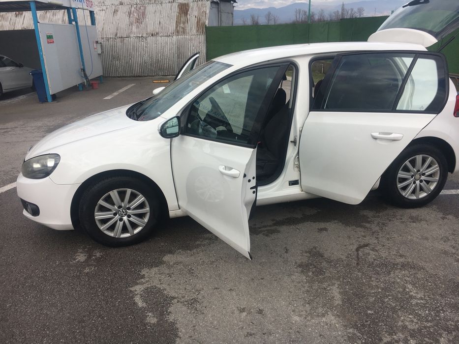 Продавам лека кола в идеално състояние .Бяла на цвят.Колата е хечбег