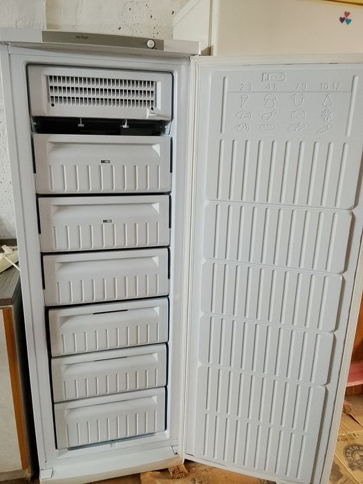 Продам морозильный шкаф Indesit
