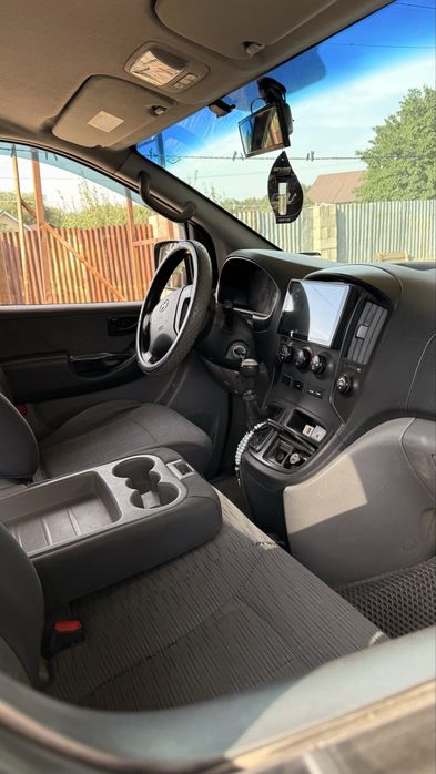 Продаётся Hyundai H-1, 2009 года.