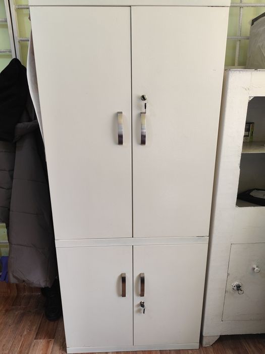 Продам столы и шкаф срочно