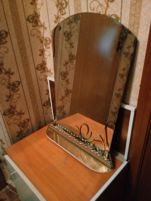 Зеркало на подставке
