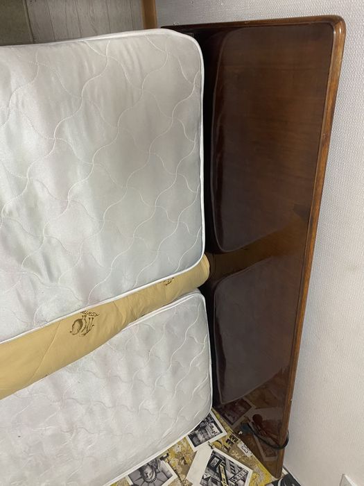 Кровать с двумя матрацами