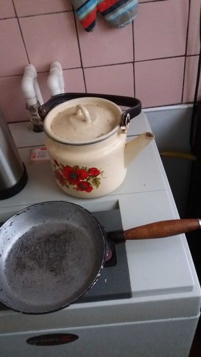 Продам    посуду  в  нормальном  состояние