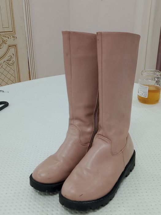 Аяқ киімдер сатылады