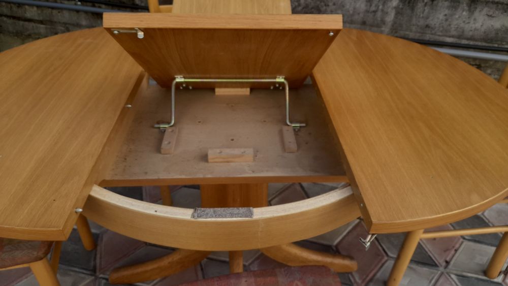 Masa cu 4 scaune extensibila din lemn masiv și pal