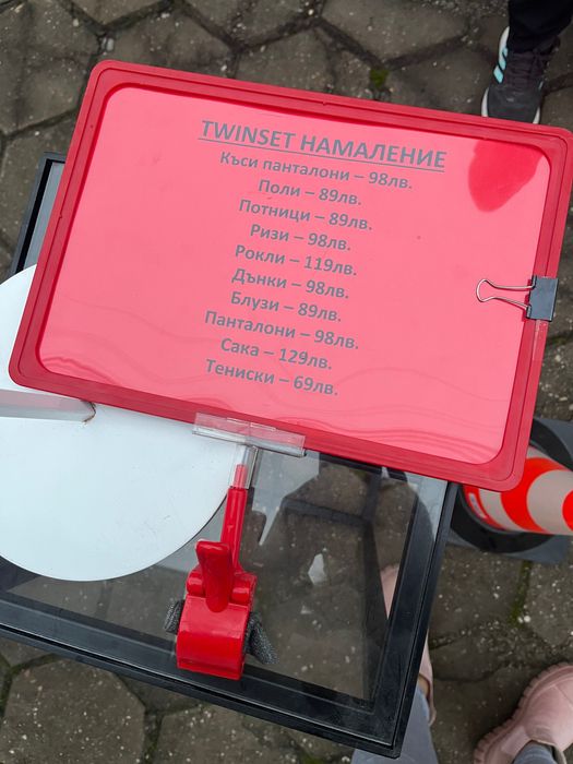 Кош за дрехи с колела и колона за аксесоари