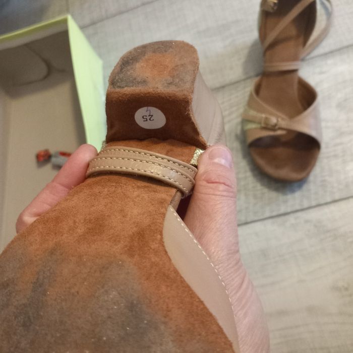 Vând sandale piele  dansuri