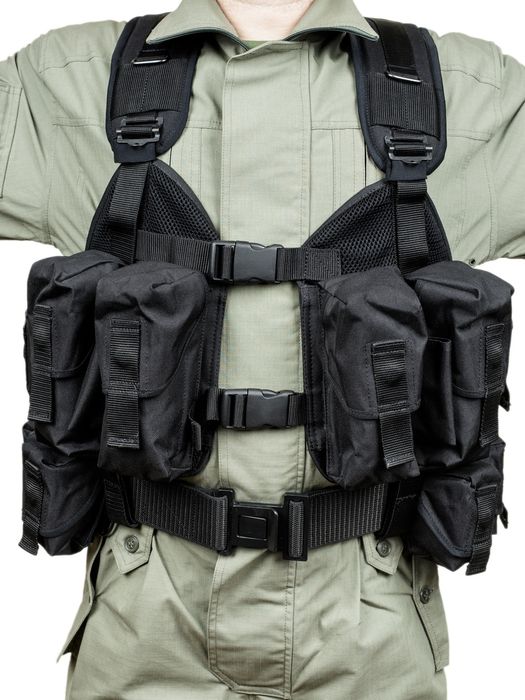 Тактический Жилет . Наколенники налакодники и перчатки и маска, очки.