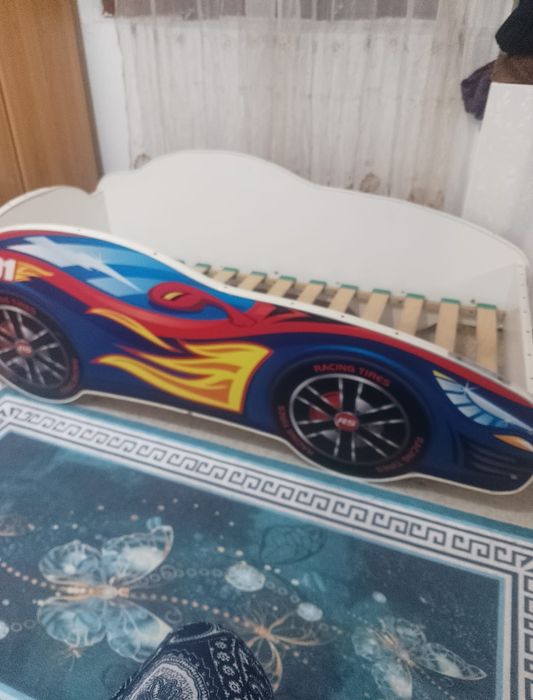 Pat in forma de masina