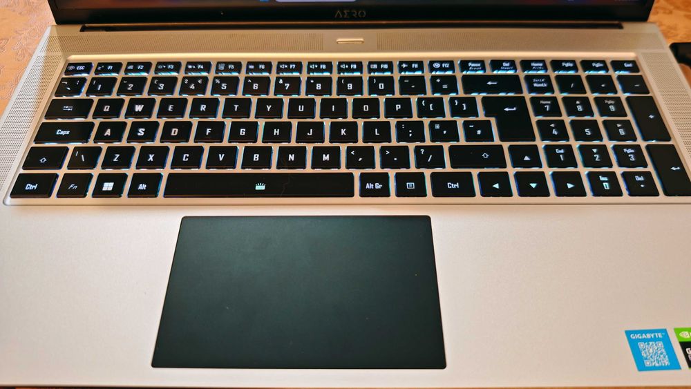 Intel Core i7 12700H/NVidia GeForce RTX 3070ti 8GB/16GB RAM/512GB SSD NVMe/4K Ultra HD 120hz HDR 1000 nits Mini LED/Gigabyte AERO 17