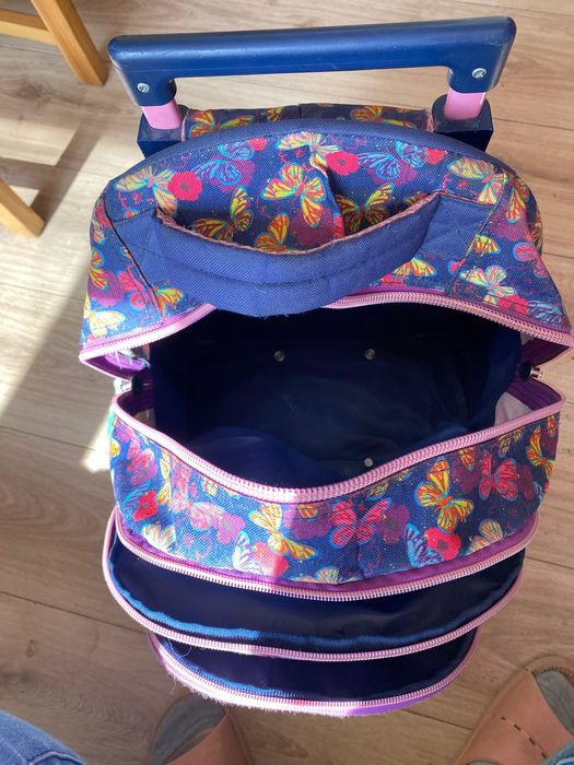 Ученическа раница на колелца за момиче