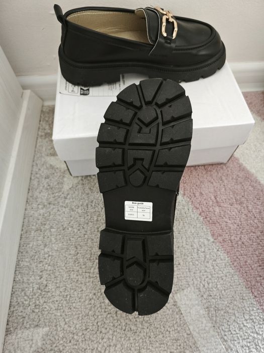 Чисто нови детски обувки