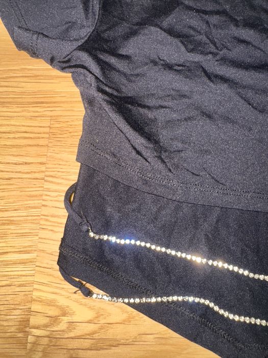 Черен кроп топ с изрязан гръб и синджирчета с блестящи камъчета