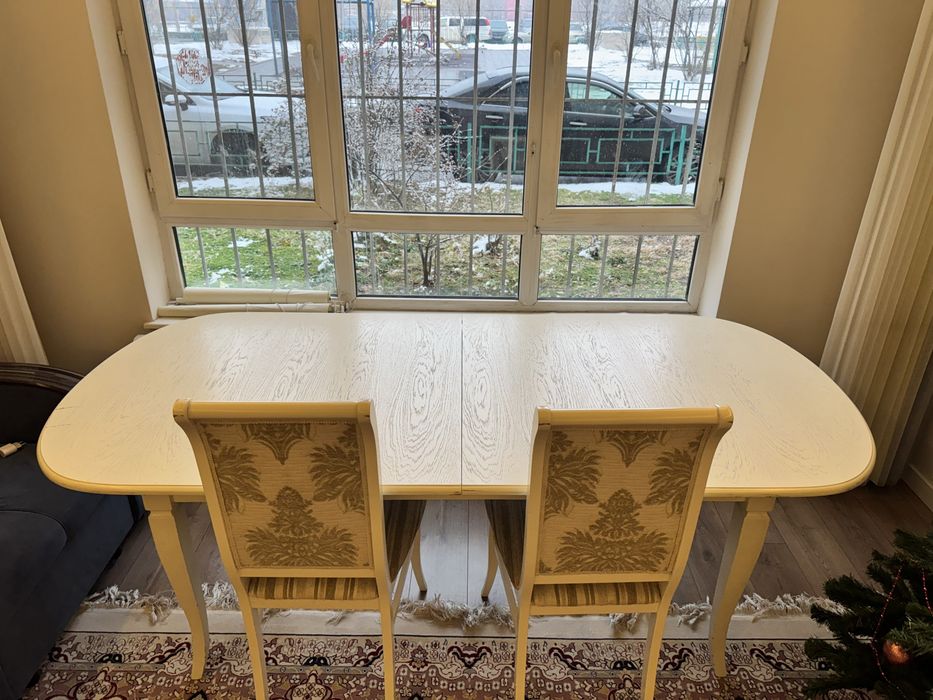 Стол со стульями