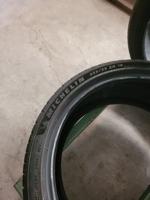 2 Anvelope de vara   255 35 r19 Michelin