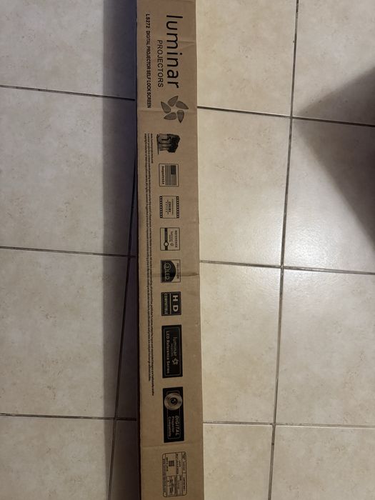 Проекторен екран Luminar