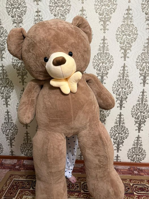 Большой плюшевый медведь