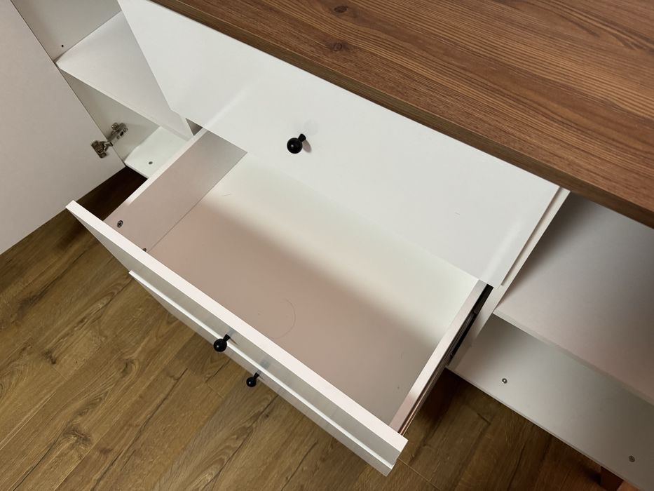 Шкаф / скрин за дрехи