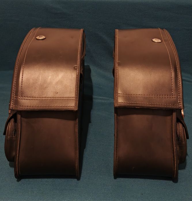 Vând Genți Moto de piele neagră, închidere cheie marca Viking