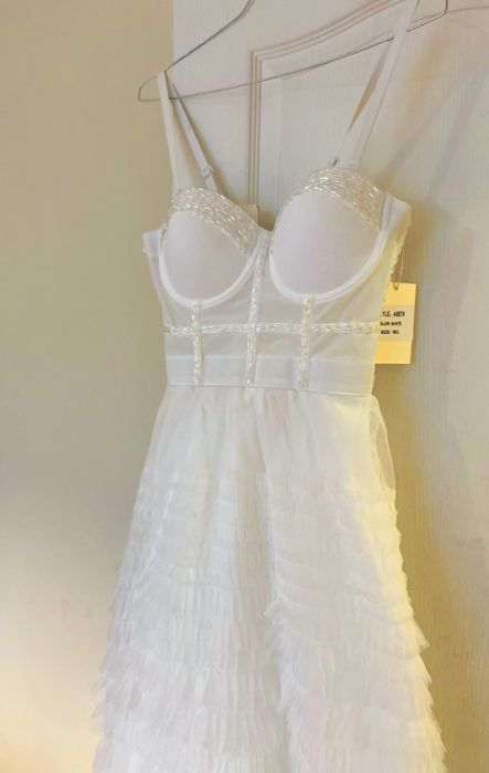 С ЕТИКЕТ! Бяла елегантна рокля