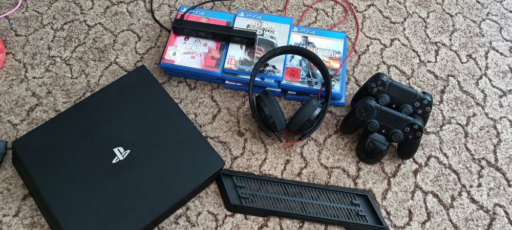 PS4 Pro 1TB + 2 джойстика + 11 игри + слушалки+kaмера