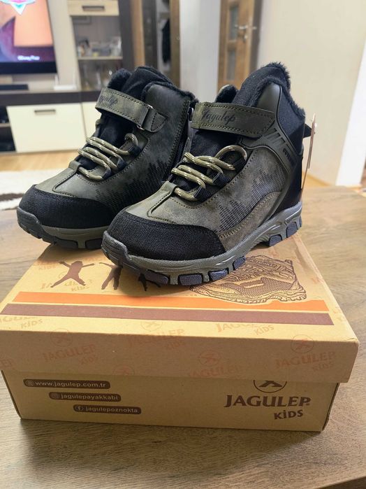 Чисто нови ботуши за момче 33 номер