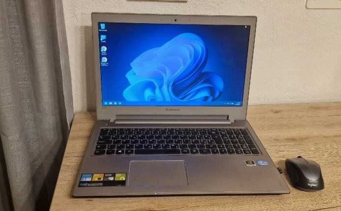 Ноутбук Lenovo IdeaPad Z500 с зарядкой, мышкой и сумкой.