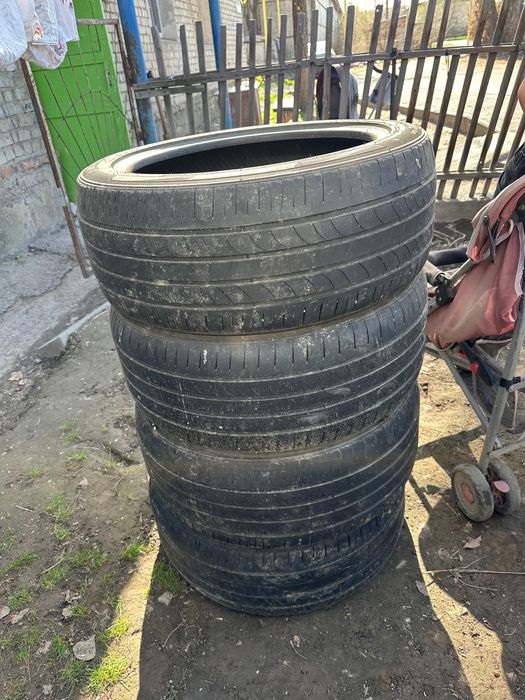 Продам резину 235/45/18