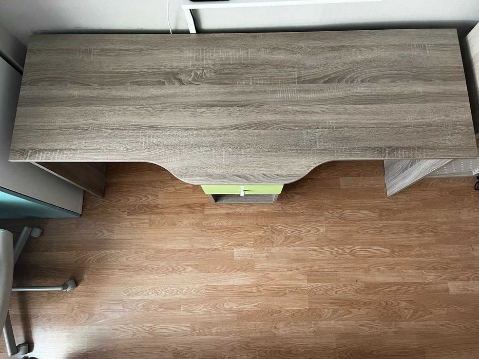 Продавам ученическо бюро