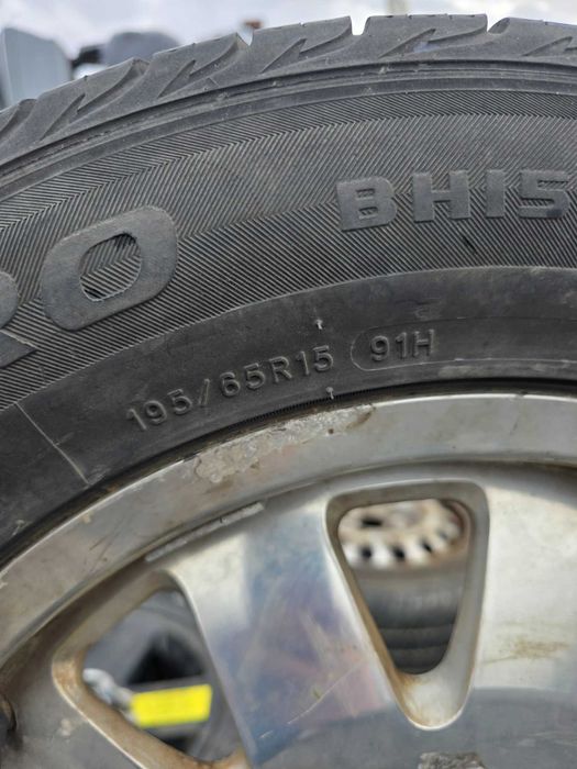 Продаваме 1бр. лета джанта с гума за Audi A4 B5