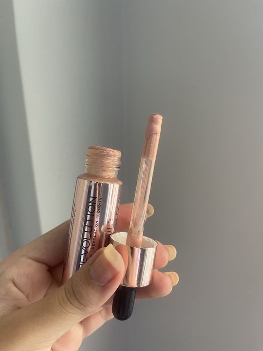 Revolution течен хайлайтър