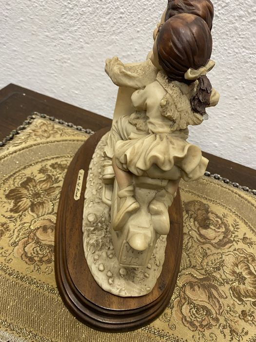 Винтидж статуетка деца на Vespa Италия 1970