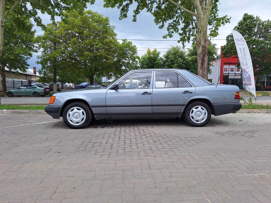 Mercedes W124 300D an 1988 manual vehicul istoric