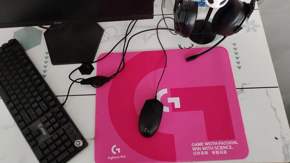 Продам игровой коврик Logitech