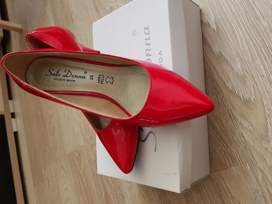 Pantofi de piele rosii