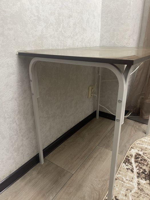 Продам стол 60/90