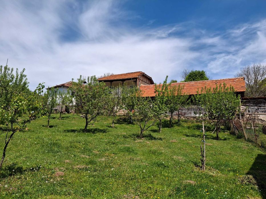 Два парцела с една къща