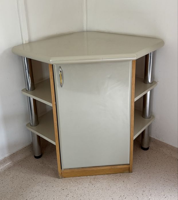 Scaune tip fotoliu, dulapuri, masute cafea si TV, coltari