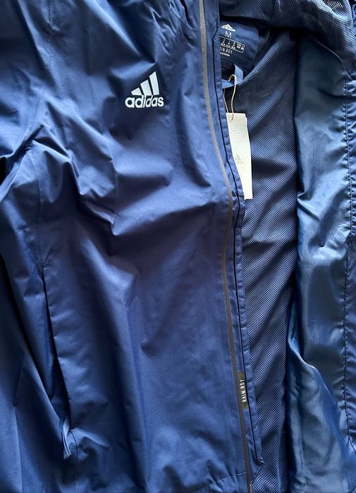 Яке Adidas x Spain ветроустойчиво и водоустойчиво
