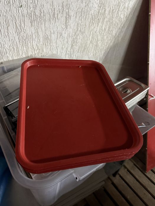 Поднос красный б/у